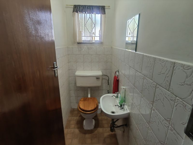 Spacious 4 bed house,340m2 with 140m2 outside buildings on double stand,1546m2, with flatlet. - Photo 9