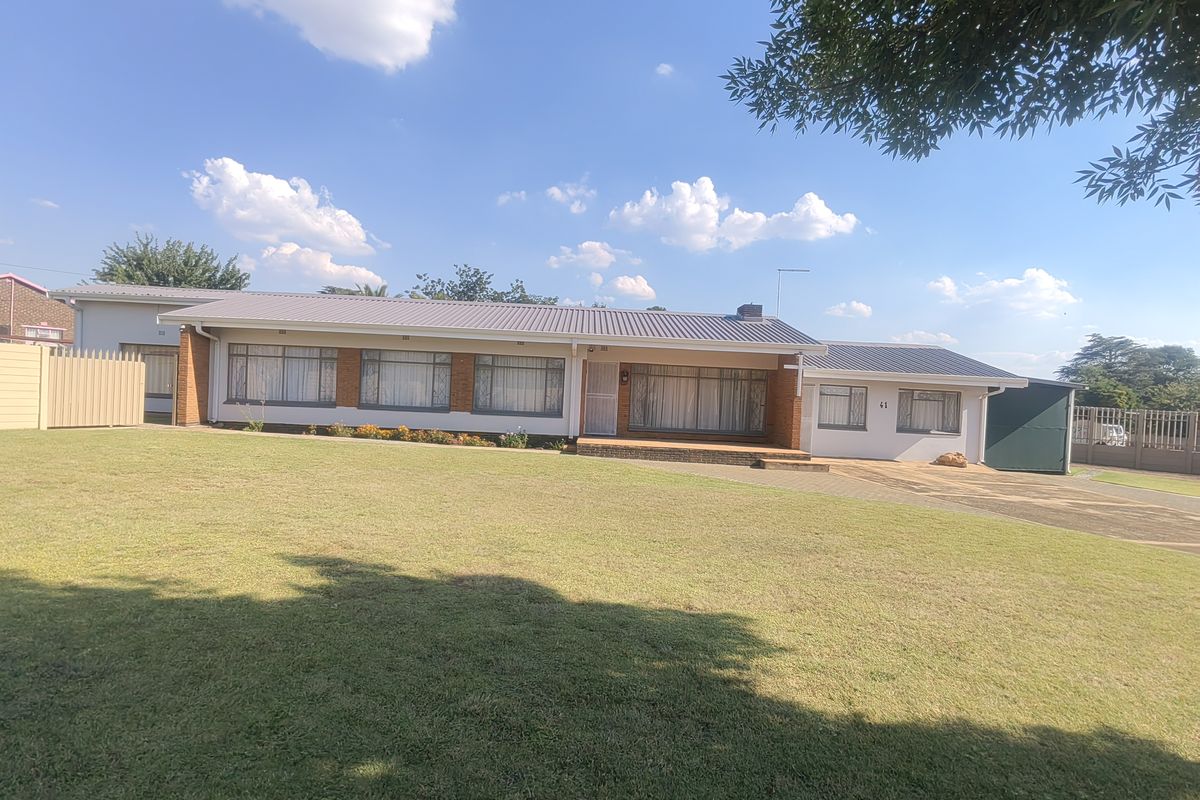 Spacious 4 bed house,340m2 with 140m2 outside buildings on double stand,1546m2, with flatlet. - Photo 2