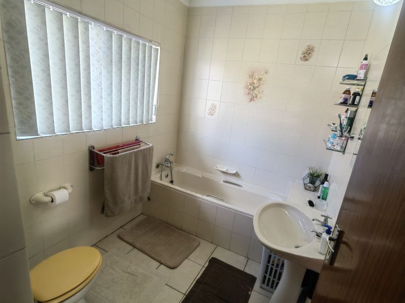 Spacious 4 bed house,340m2 with 140m2 outside buildings on double stand,1546m2, with flatlet. - Photo 7