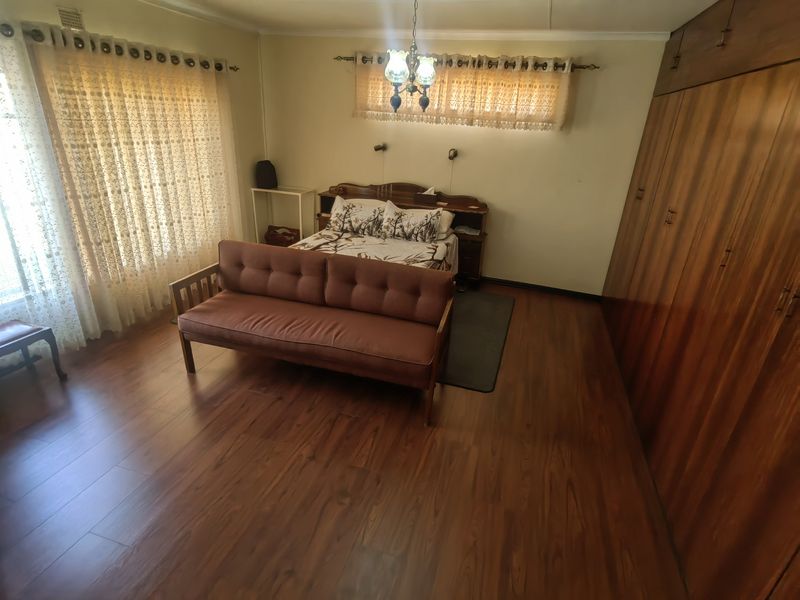 Spacious 4 bed house,340m2 with 140m2 outside buildings on double stand,1546m2, with flatlet. - Photo 6