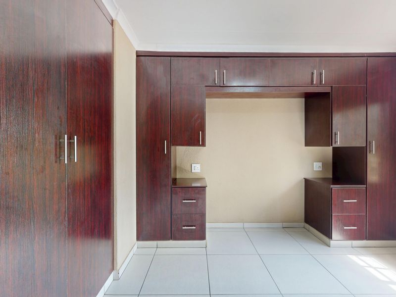 Step into comfort and convenience. - Photo 9