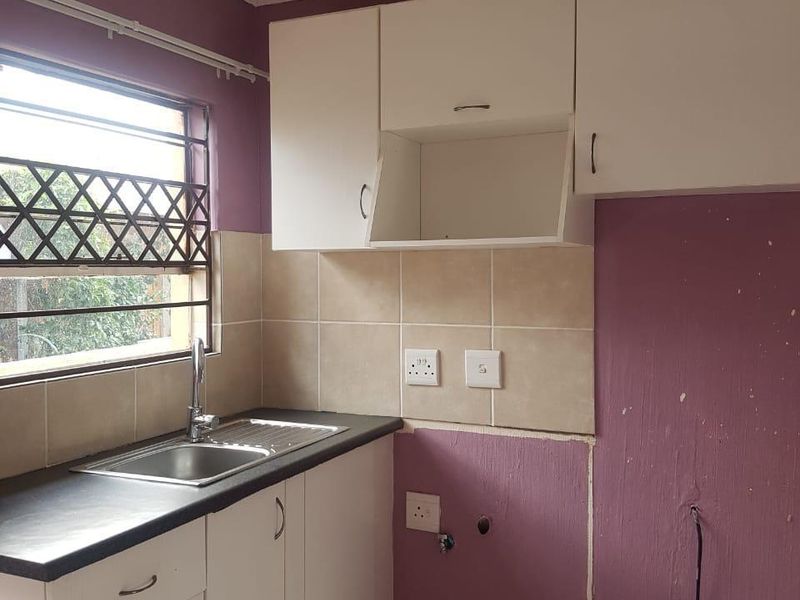 3 Bedroom House for Sale in Sharon Park - Photo 2