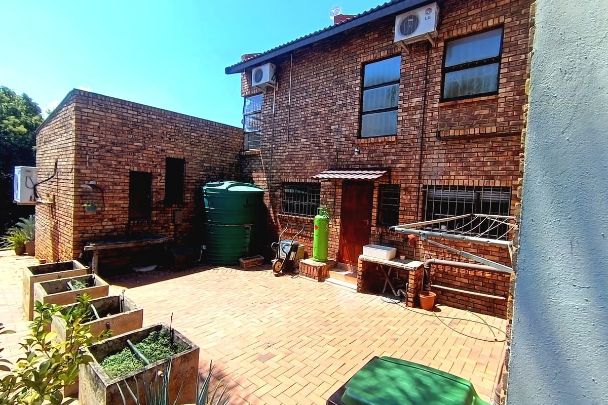 5 Bedroom Family Home with Stunning Garden, Pool & Entertainer’s Patio - Photo 4