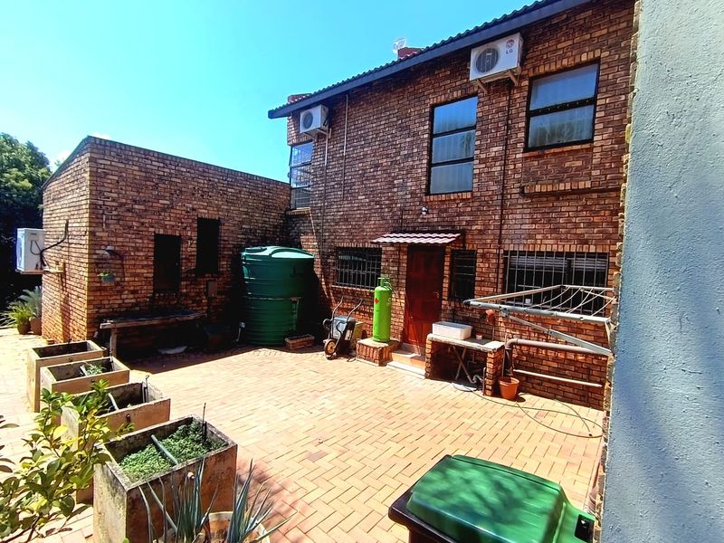 5 Bedroom Family Home with Stunning Garden, Pool & Entertainer’s Patio - Photo 4