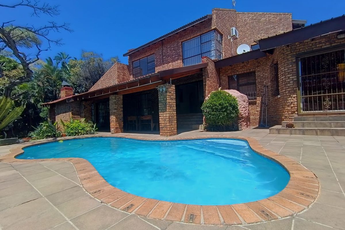 5 Bedroom Family Home with Stunning Garden, Pool & Entertainer’s Patio - Photo 2