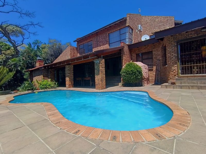 5 Bedroom Family Home with Stunning Garden, Pool & Entertainer’s Patio - Photo 2