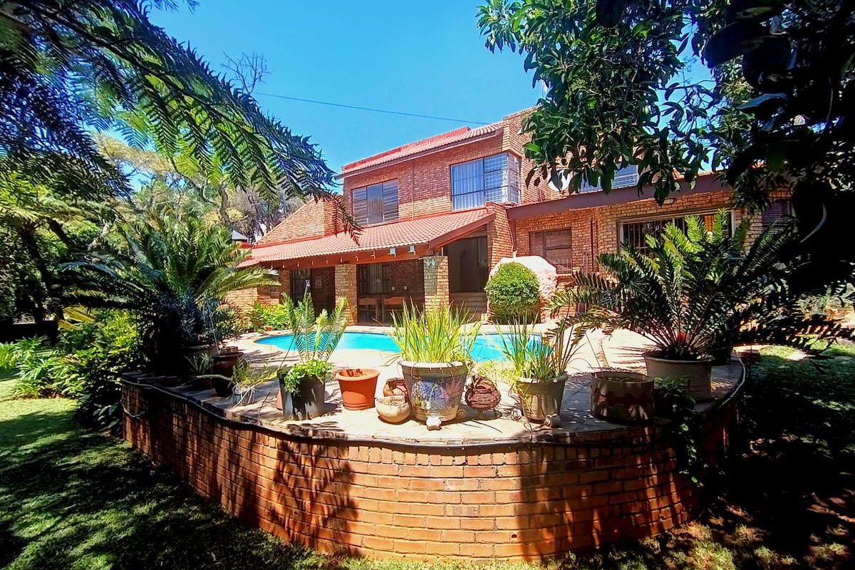 5 Bedroom Family Home with Stunning Garden, Pool & Entertainer’s Patio - Photo 2