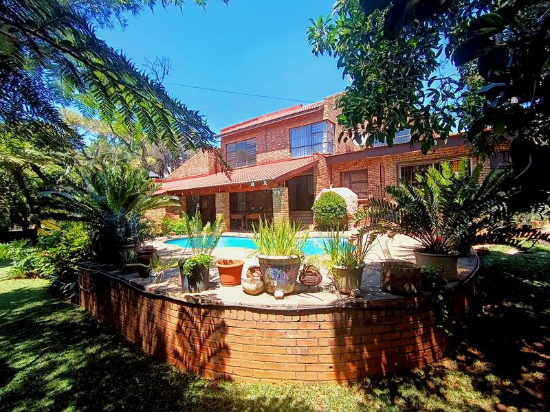 5 Bedroom Family Home with Stunning Garden, Pool & Entertainer’s Patio - Photo 2