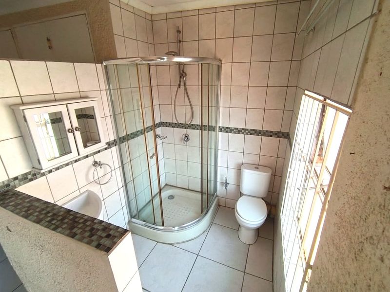 5 Bedroom Family Home with Stunning Garden, Pool & Entertainer’s Patio - Photo 10