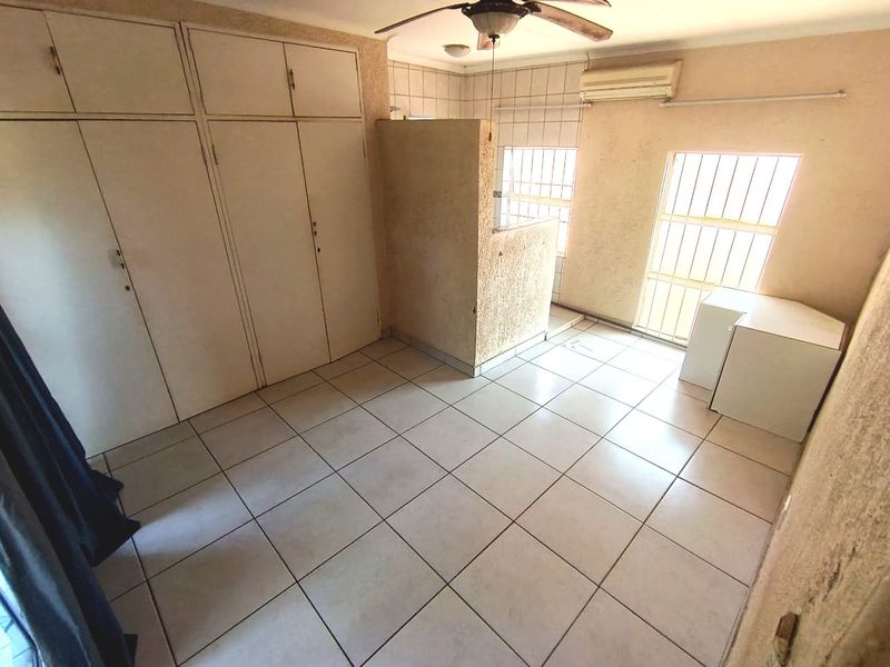 5 Bedroom Family Home with Stunning Garden, Pool & Entertainer’s Patio - Photo 9