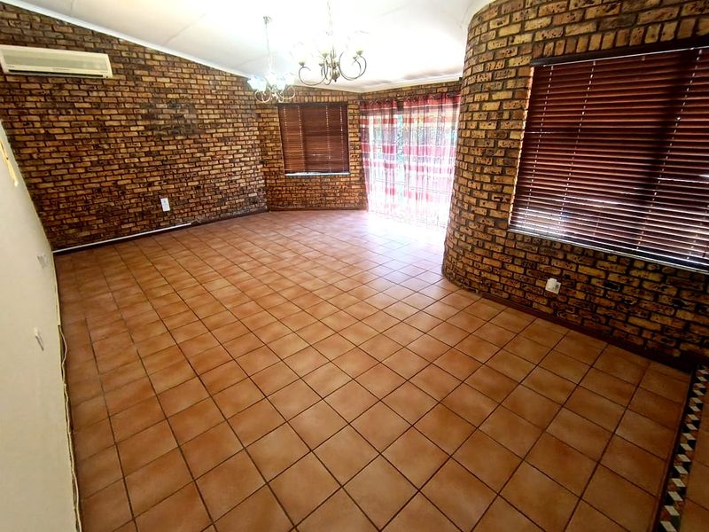 5 Bedroom Family Home with Stunning Garden, Pool & Entertainer’s Patio - Photo 8