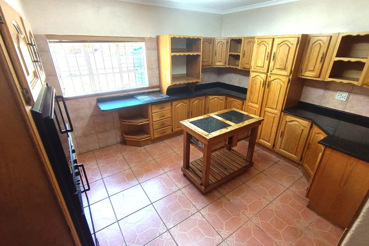 5 Bedroom Family Home with Stunning Garden, Pool & Entertainer’s Patio - Photo 5