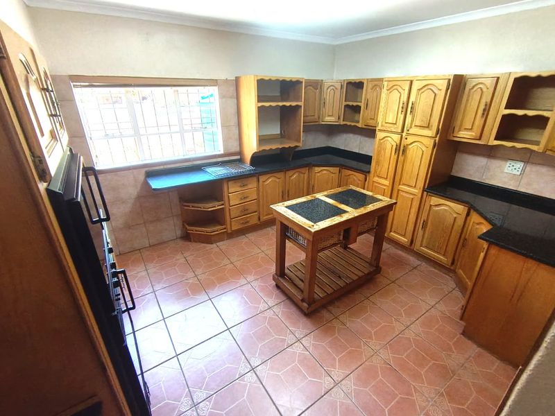 5 Bedroom Family Home with Stunning Garden, Pool & Entertainer’s Patio - Photo 5