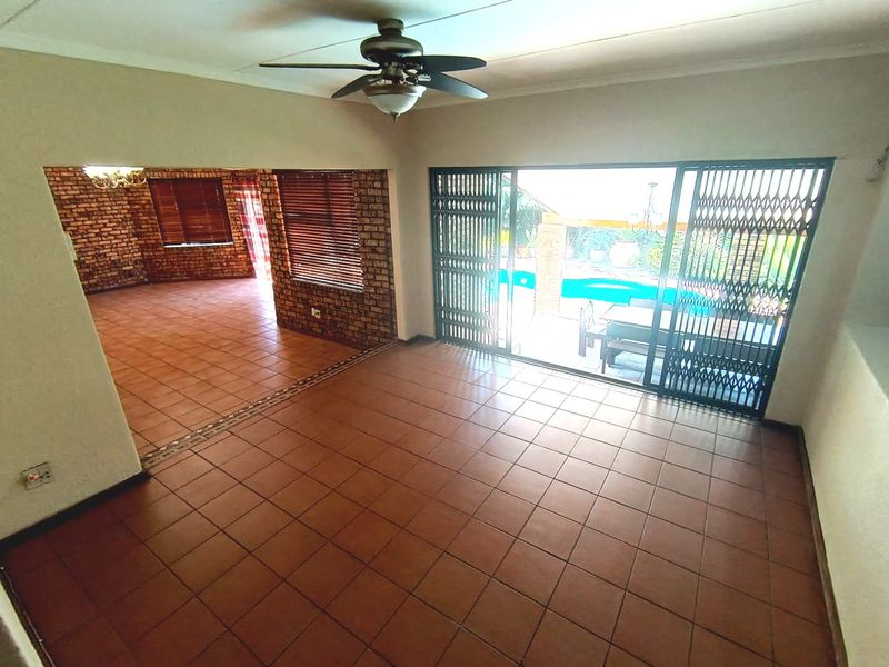 5 Bedroom Family Home with Stunning Garden, Pool & Entertainer’s Patio - Photo 7