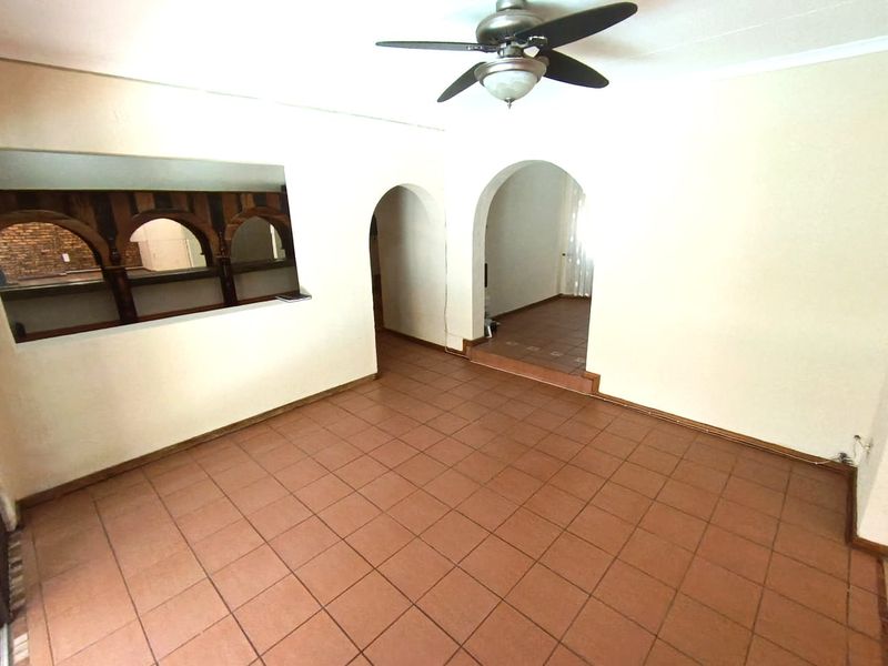 5 Bedroom Family Home with Stunning Garden, Pool & Entertainer’s Patio - Photo 6