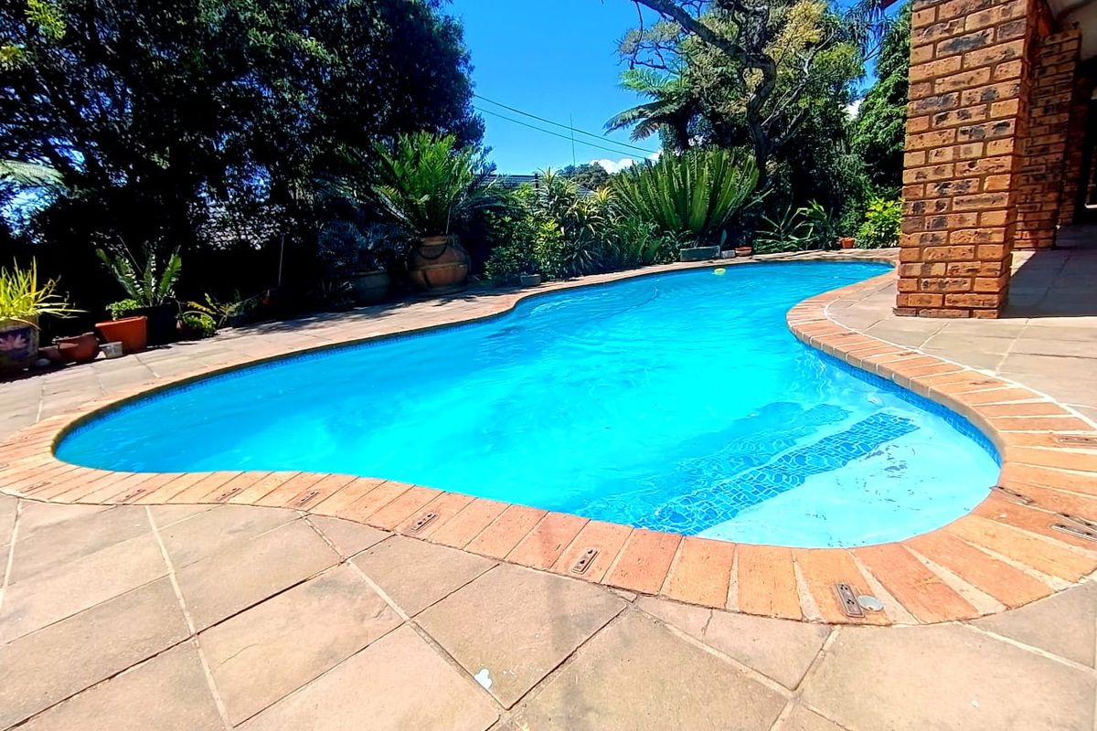 5 Bedroom Family Home with Stunning Garden, Pool & Entertainer’s Patio - Photo 3