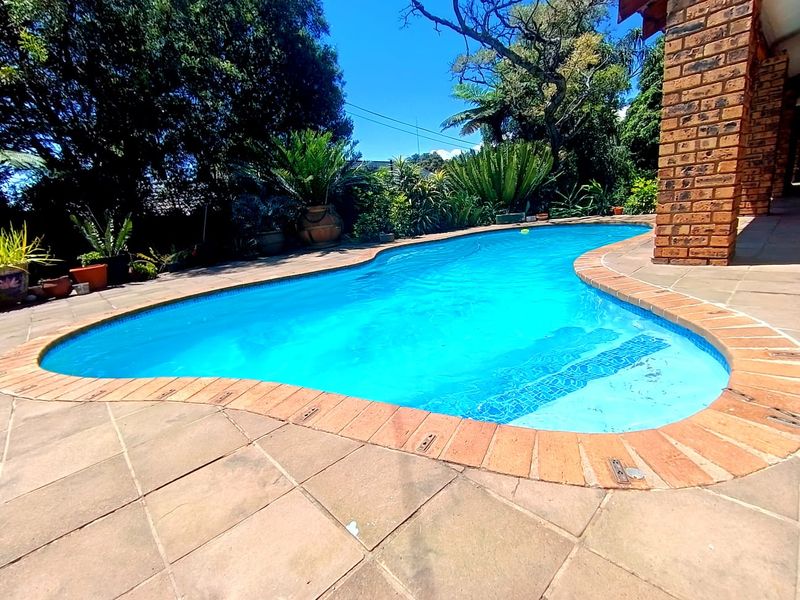 5 Bedroom Family Home with Stunning Garden, Pool & Entertainer’s Patio - Photo 3