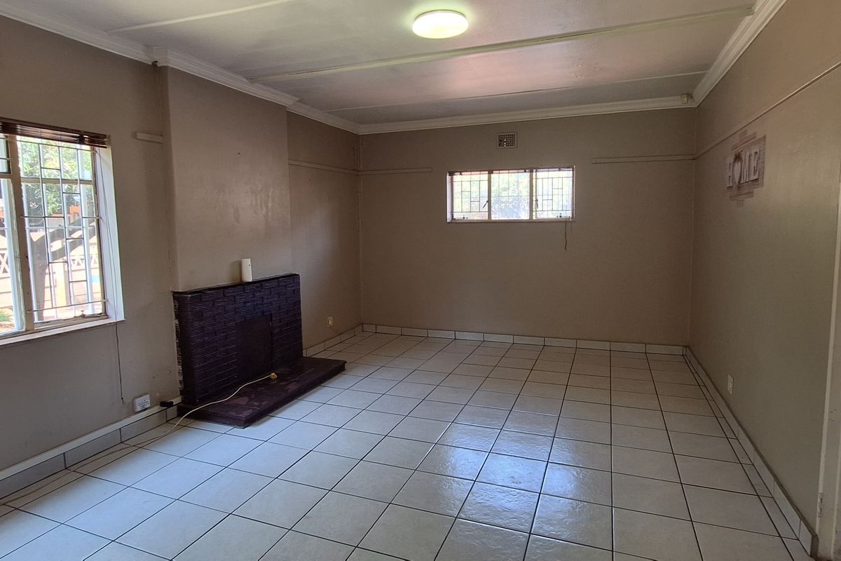 Move-in ready, Spacious Family Home in SE Area! - Photo 3