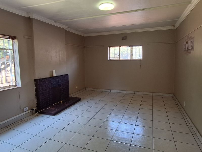 Move-in ready, Spacious Family Home in SE Area! - Photo 3