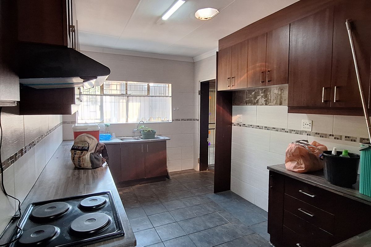 Move-in ready, Spacious Family Home in SE Area! - Photo 5