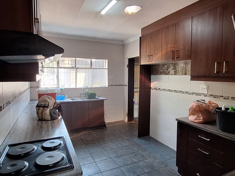 Move-in ready, Spacious Family Home in SE Area! - Photo 5