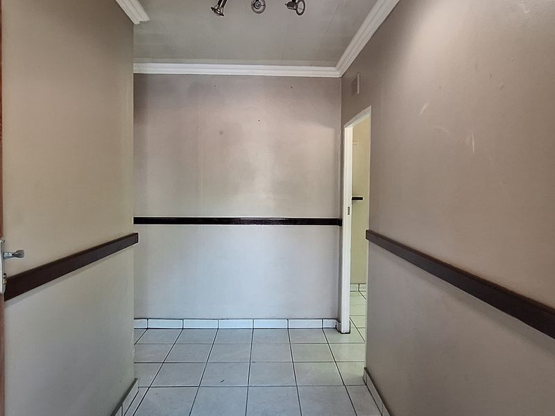 Move-in ready, Spacious Family Home in SE Area! - Photo 2