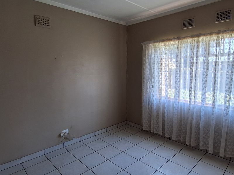 Move-in ready, Spacious Family Home in SE Area! - Photo 10