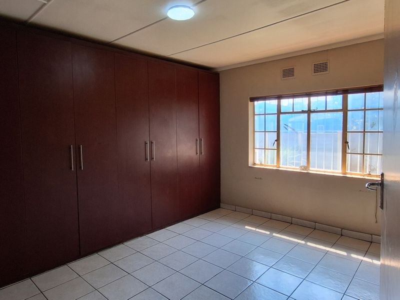 Move-in ready, Spacious Family Home in SE Area! - Photo 8