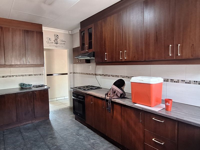 Move-in ready, Spacious Family Home in SE Area! - Photo 7