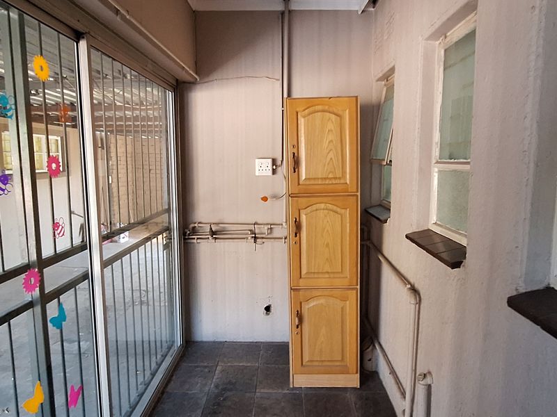 Move-in ready, Spacious Family Home in SE Area! - Photo 9