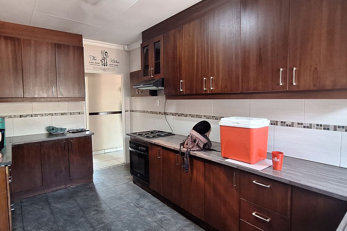 Move-in ready, Spacious Family Home in SE Area! - Photo 4