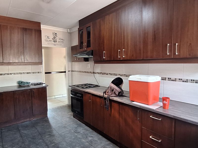 Move-in ready, Spacious Family Home in SE Area! - Photo 4