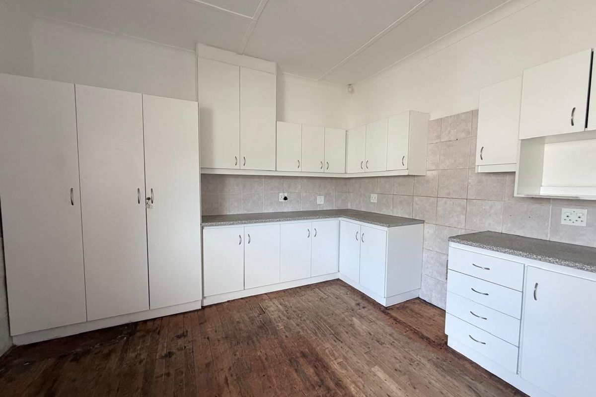 Corner Stand Gem on 1503sqm – Family Living with Flat, Pool & Borehole in Sandringham, Queenstown - Photo 2