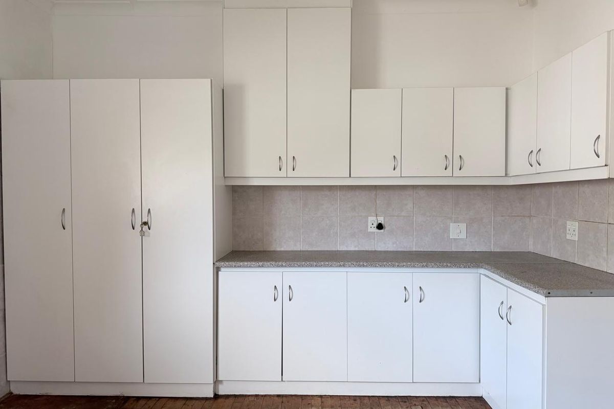 Corner Stand Gem on 1503sqm – Family Living with Flat, Pool & Borehole in Sandringham, Queenstown - Photo 5