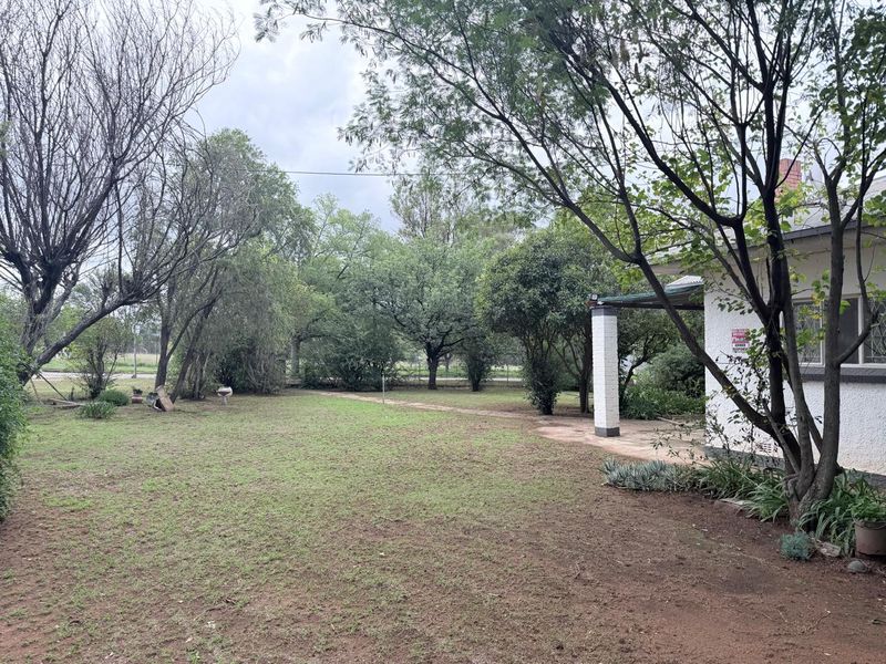 Corner Stand Gem on 1503sqm – Family Living with Flat, Pool & Borehole in Sandringham, Queenstown - Photo 10