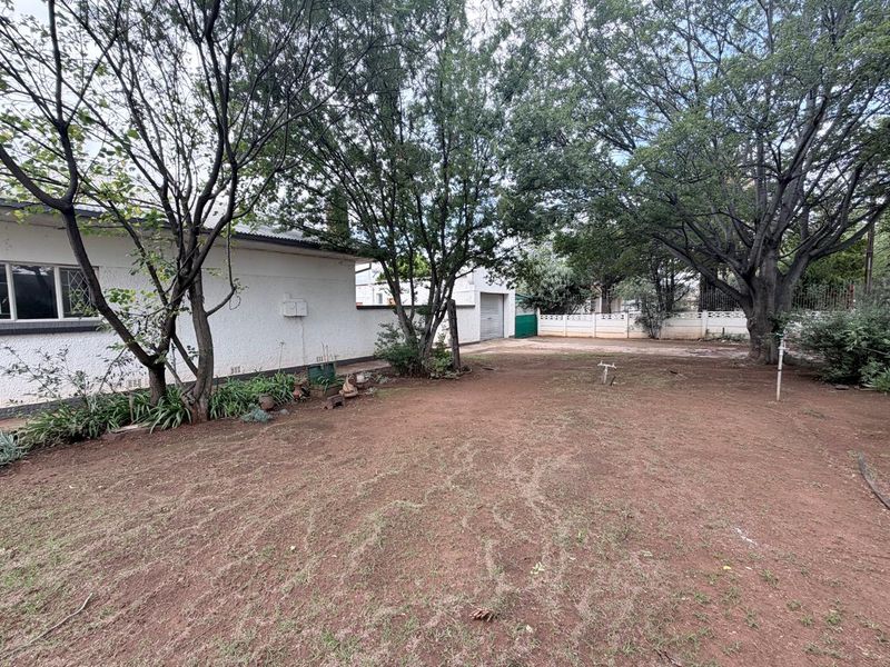 Corner Stand Gem on 1503sqm – Family Living with Flat, Pool & Borehole in Sandringham, Queenstown - Photo 8