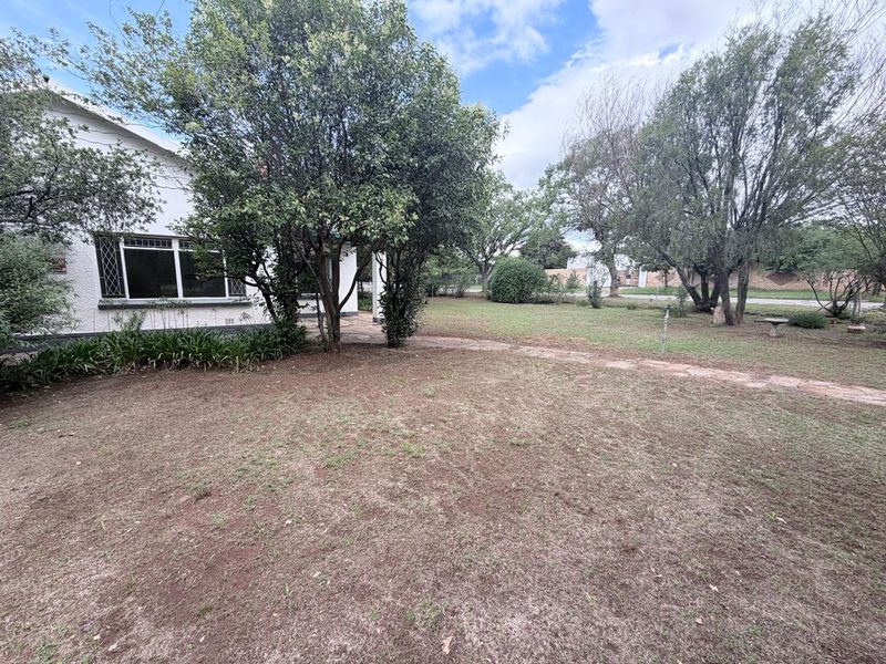 Corner Stand Gem on 1503sqm – Family Living with Flat, Pool & Borehole in Sandringham, Queenstown - Photo 9