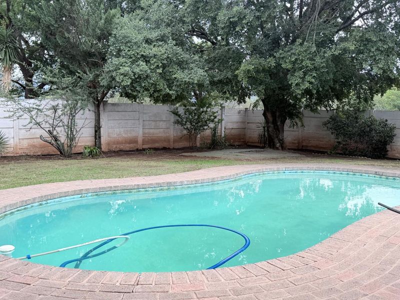 Corner Stand Gem on 1503sqm – Family Living with Flat, Pool & Borehole in Sandringham, Queenstown - Photo 7