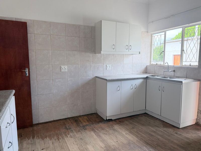 Corner Stand Gem on 1503sqm – Family Living with Flat, Pool & Borehole in Sandringham, Queenstown - Photo 6