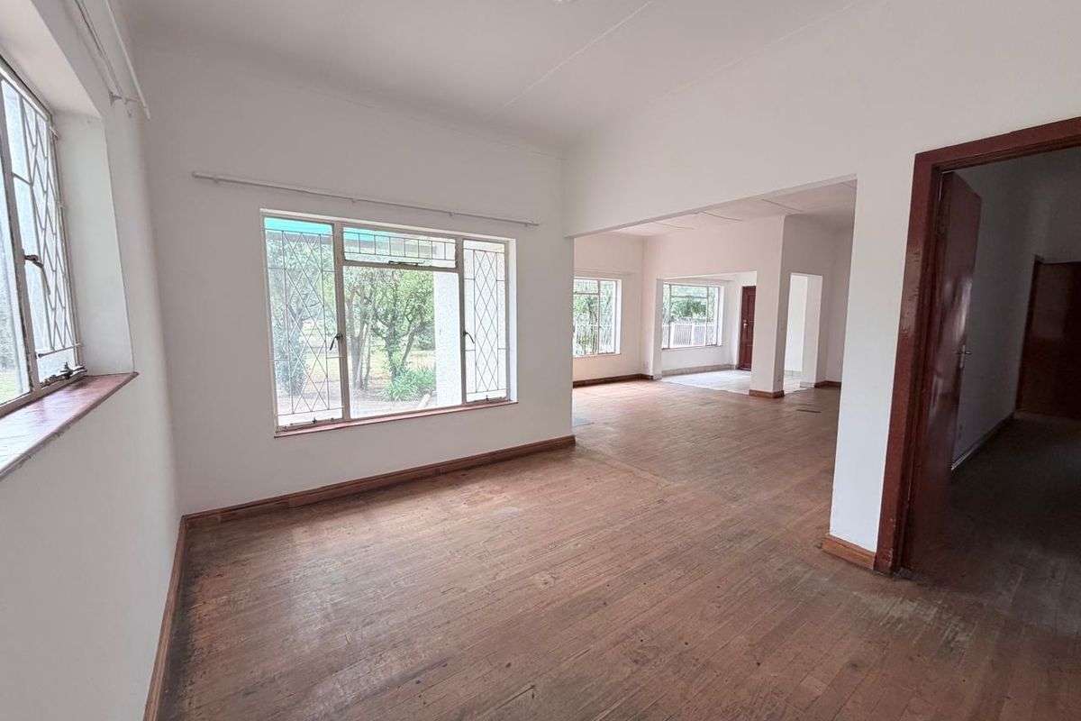 Corner Stand Gem on 1503sqm – Family Living with Flat, Pool & Borehole in Sandringham, Queenstown - Photo 3