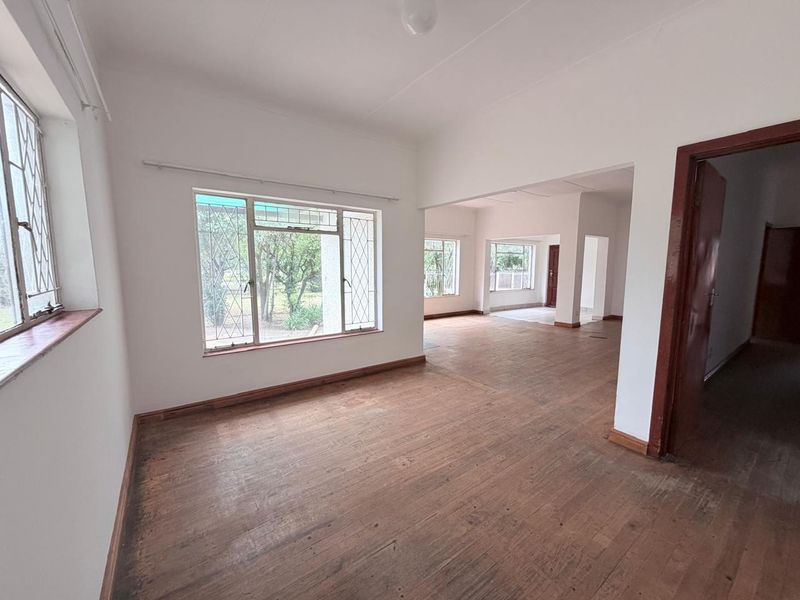 Corner Stand Gem on 1503sqm – Family Living with Flat, Pool & Borehole in Sandringham, Queenstown - Photo 3