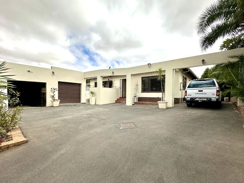 Charming Family Home - Photo 3