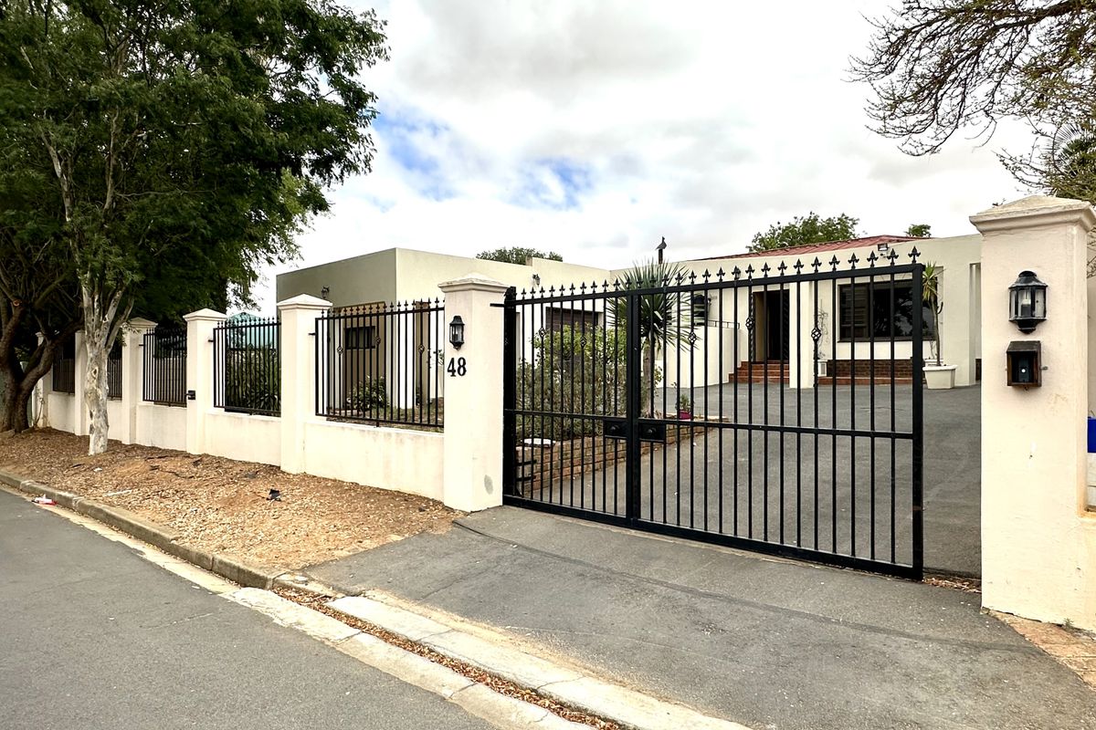 Charming Family Home - Photo 2