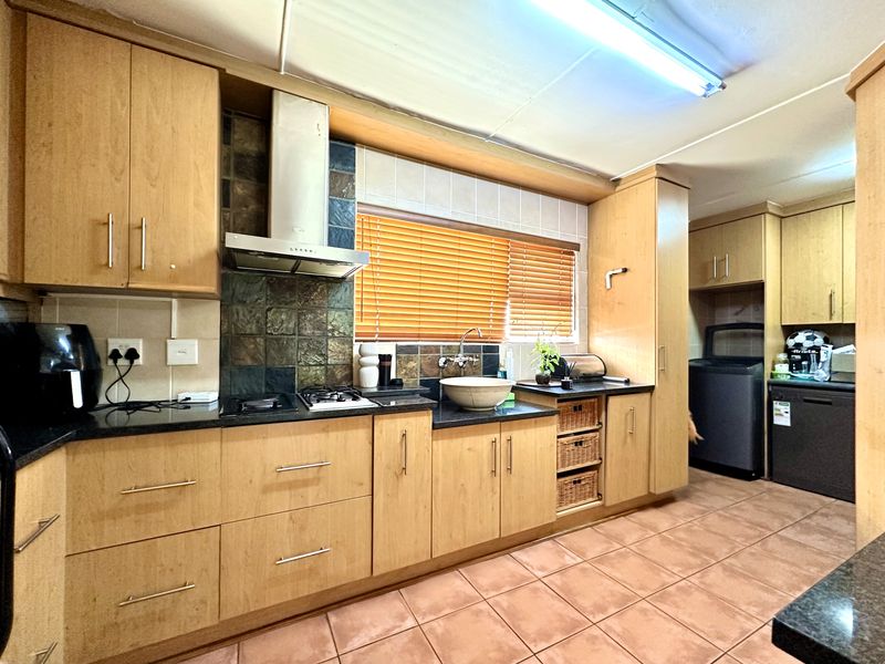 Charming Family Home - Photo 10