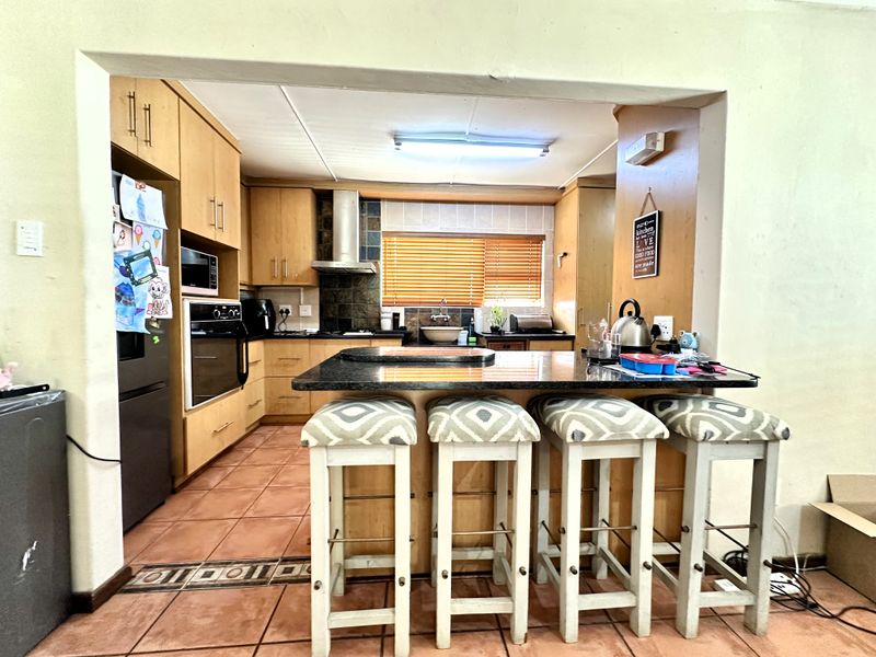 Charming Family Home - Photo 9