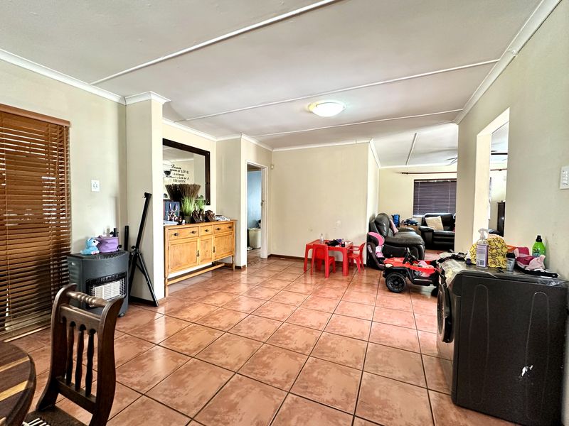 Charming Family Home - Photo 8