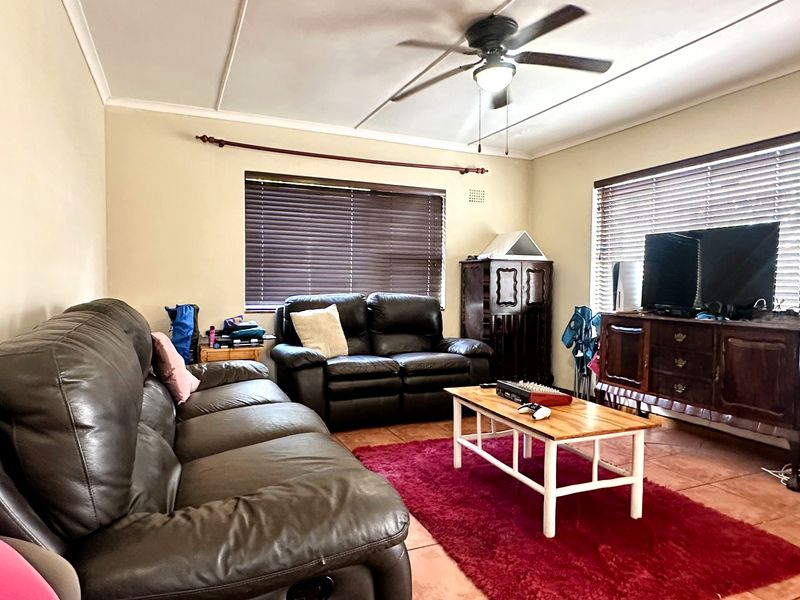 Charming Family Home - Photo 6