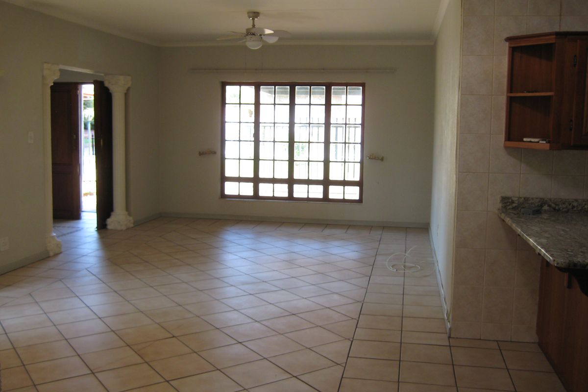 3 Bed plus 3 Livingareas in Magalieskruin - Photo 4