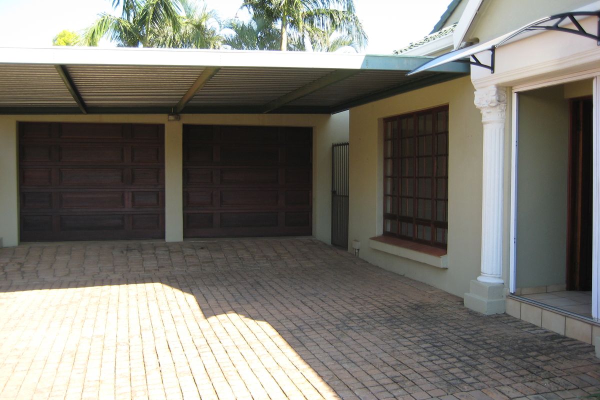 3 Bed plus 3 Livingareas in Magalieskruin - Photo 3