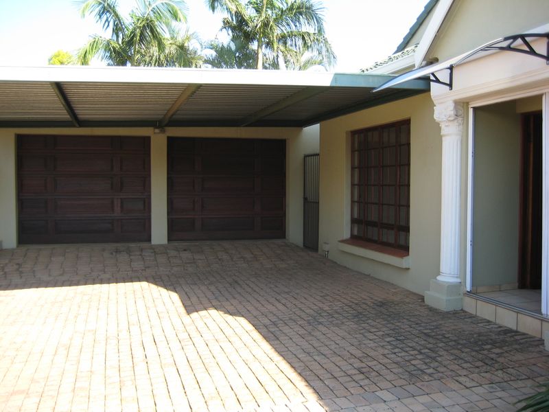3 Bed plus 3 Livingareas in Magalieskruin - Photo 3